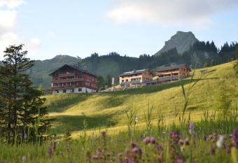 L  ndle Hotel has Balcony rooms