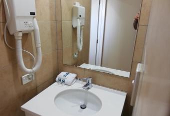 Auckland Airport Lodge has rooms with a private hot tub