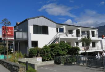 Caples Court Motel & Apartments has Balcony rooms