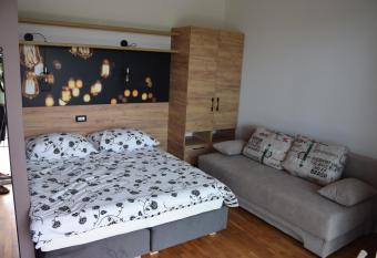 Restaurant Bric Dekani has Balcony rooms