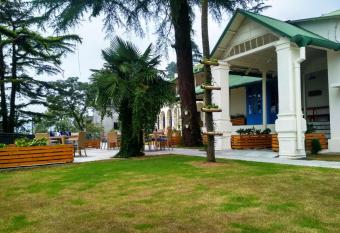 Hotel Pine Retreat Mallroad allows 18 year olds to book a room