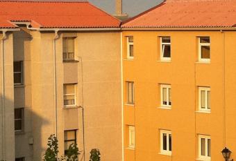 A 50 metros del Paseo Mar  timo has rooms with a private hot tub