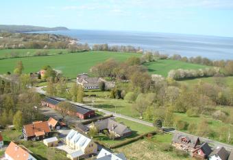 STF Baskem  lla Hostel allows 18 year olds to book a room