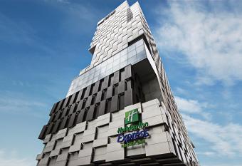 Holiday Inn Express Bangkok Siam, an IHG Hotel has Smoking rooms