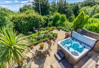 Sea View Holiday Flat - Covehurst Bay has Balcony rooms