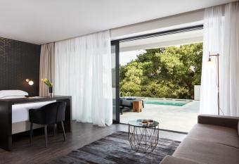 Azur Hotel has Balcony rooms