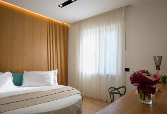 Plana Hotel has rooms with a private hot tub