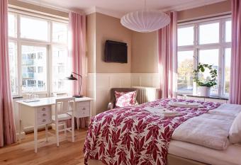 MillasVilla allows 18 year olds to book a room