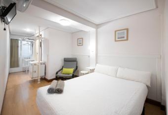 Pensi  n Santa Clara allows 18 year olds to book a room