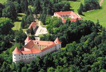 Mokrice Castle Estate has Balcony rooms
