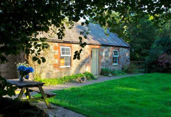 Little Dunbar Cottage has Balcony rooms