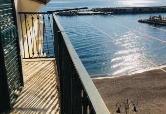 Cetara on the sea has Balcony rooms