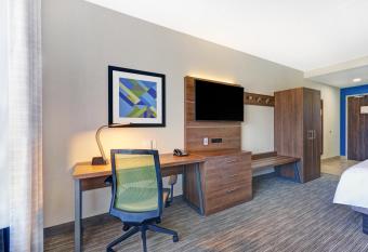 Holiday Inn Express Hotel & Suites - Woodstock, an IHG Hotel has rooms with a private hot tub