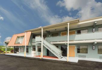 Econo Lodge White Pine Morristown I-81 and I-40 Split has Smoking rooms