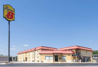 Super 8 by Wyndham Clinton allows 18 year olds to book a room