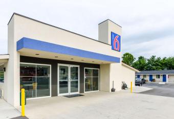 Motel 6 Troutville Va has Smoking rooms
