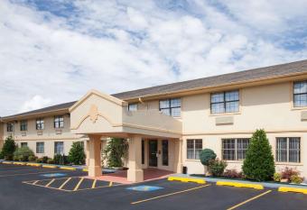 Super 8 by Wyndham Sulphur allows 18 year olds to book a room