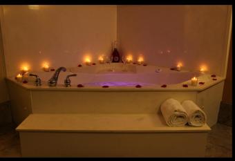 Texas Inn & Suites Mcallen has rooms with a private hot tub