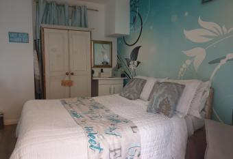 Self Contained Rooms in Central Torquay allows 18 year olds to book a room