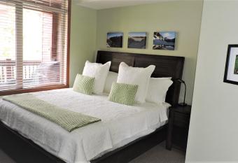 Fenwick Vacation Rentals Inviting Rocky Mountain HOT TUB in Top Rated Condo has Balcony rooms