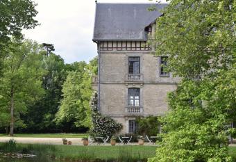 Manoir de Plaisance has Balcony rooms