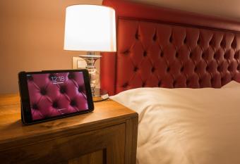 Palazzo Dei Mercanti - Dimora & Spa has rooms with a private hot tub