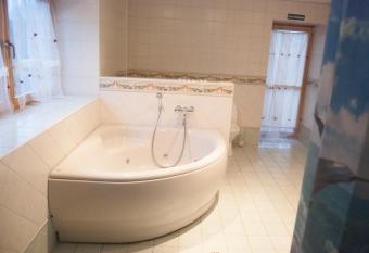 Riia Villa has rooms with a private hot tub