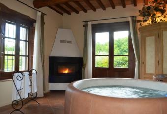 Il Cardo Resort has rooms with a private hot tub