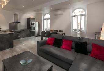 Paradis Dor   allows 18 year olds to book a room