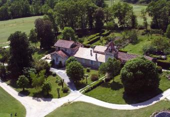 Golf de TEYNAC allows 18 year olds to book a room