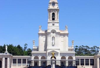 Apartamento 300 metros do SANTU  RIO DE F  TIMA T4 has Balcony rooms