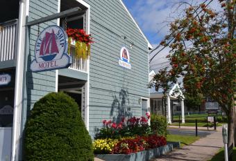 The Ship Motel has Balcony rooms