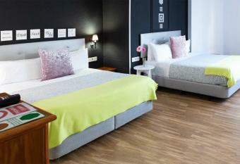 Hostal Victoria has Balcony rooms