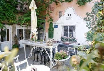 City Hostel has Balcony rooms