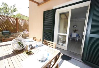 La Piazzetta Colle d Orano has Smoking/Balcony rooms