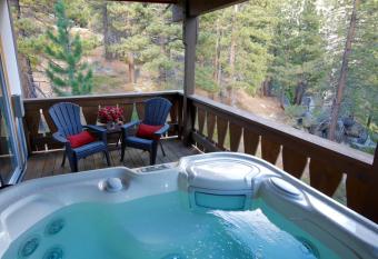 Mountain Cabin with Hot Tub and Sauna has Balcony rooms