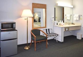 Americas Best Value Inn & Suites - Tahquamenon Country has rooms with a private hot tub