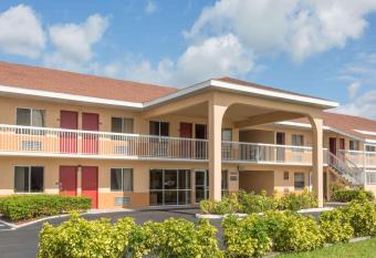 Howard Johnson by Wyndham Vero Beach/I~95 has Smoking rooms