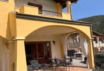 La Casa sulla collina  has Balcony rooms