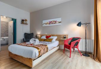 Havre de Paix Jacuzzi has Balcony rooms