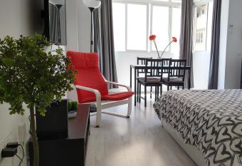 Amplio estudio,vista mar y monta  a, a pasos del centro allows 18 year olds to book a room