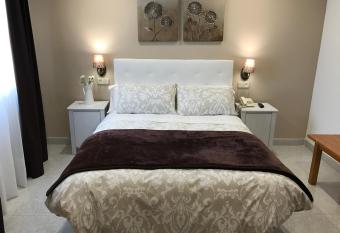 Hostal Alc  zar allows 18 year olds to book a room