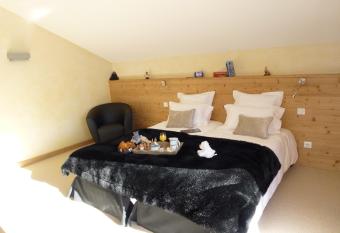 H  tel Restaurant  has rooms with a private hot tub