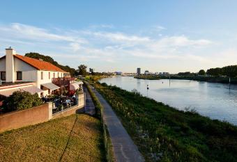 Valuas has Balcony rooms