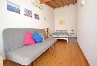 Casa Azul allows 18 year olds to book a room