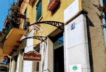 La Rocchetta has Balcony rooms