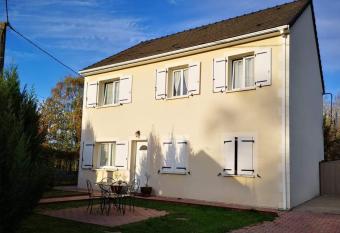 Maison du Cher has Balcony rooms