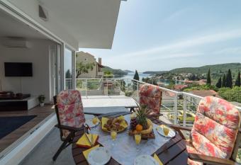 De Luxe Apartment Mediteran 2**** has Balcony rooms