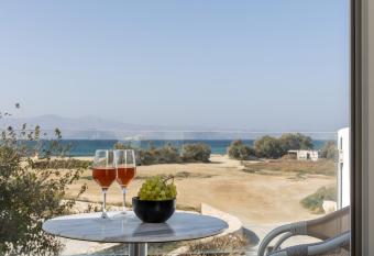 Marine Dream has rooms with a private hot tub