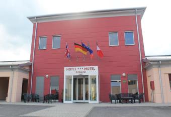 Hotel Motel Giglio allows 18 year olds to book a room